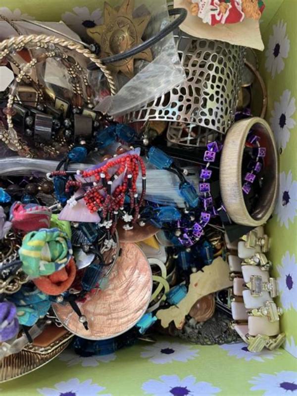Hidden Household Fortunes: Collectibles and Scrap Jewelry Worth More Than Pure Gold