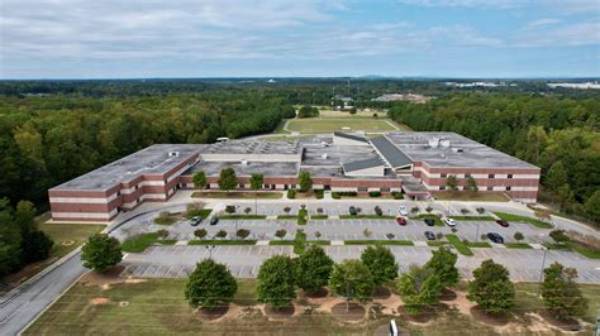 Twin Rivers Middle School Review: Academic Reality and Student Metrics