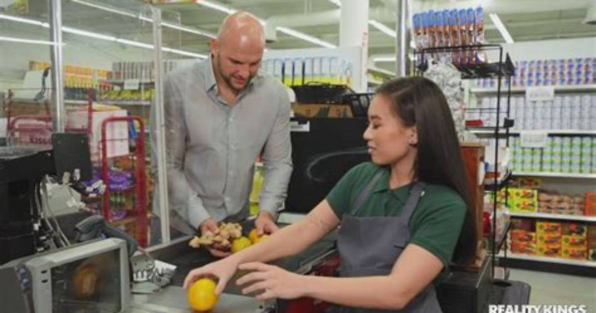 Watching the Kimmy Kimm Grocery Store Clip: Key Moments and Frame-by-Frame Breakdown